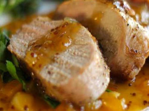 Filettino di maiale con crema di funghi e speck